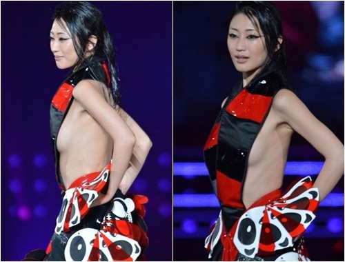 Khan gia buc xuc vi 'Nu hoang phim den' dien thoi trang hinh anh