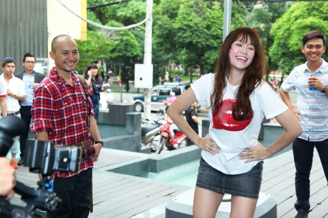 Tien Dat va ban gai Hari ngau hung khoe vu dao hinh anh