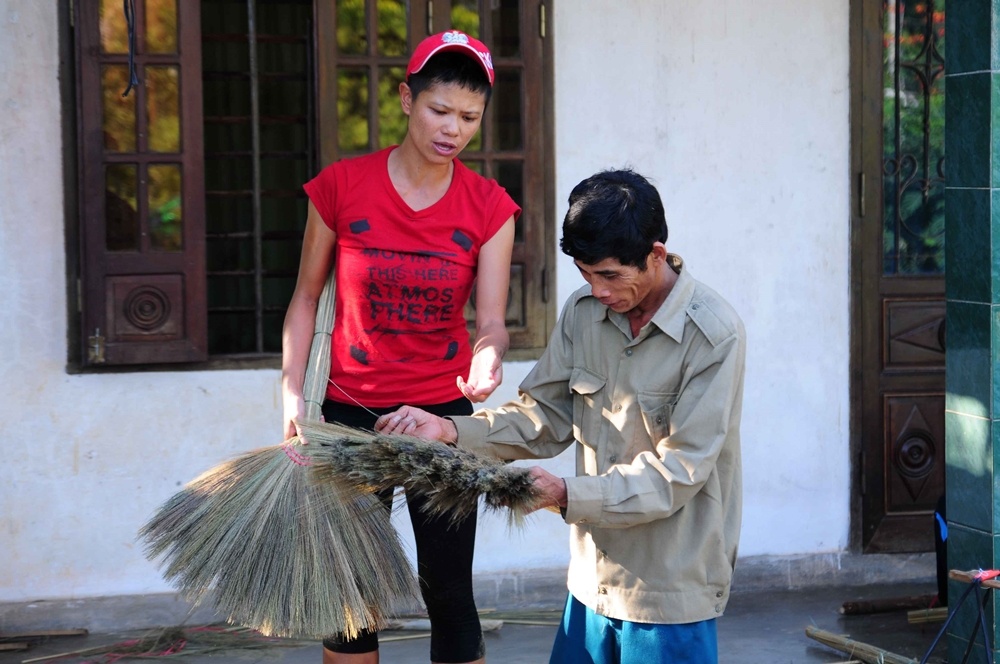 Cu dan mang phan ung thai do cua Nhan Phuc Vinh va dong doi hinh anh