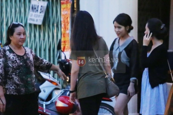 Me, em gai len chua tung kinh 49 ngay mat Wanbi Tuan Anh hinh anh