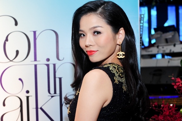 Le Quyen ra mat cung luc 2 album hinh anh