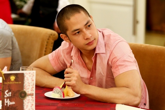 Anh em sinh 3 dep trai choang vi duoc san don o Viet Nam hinh anh