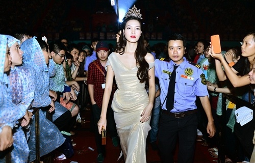 Thuy Dung bi to nguoc khi bo show trai dep Omar hinh anh