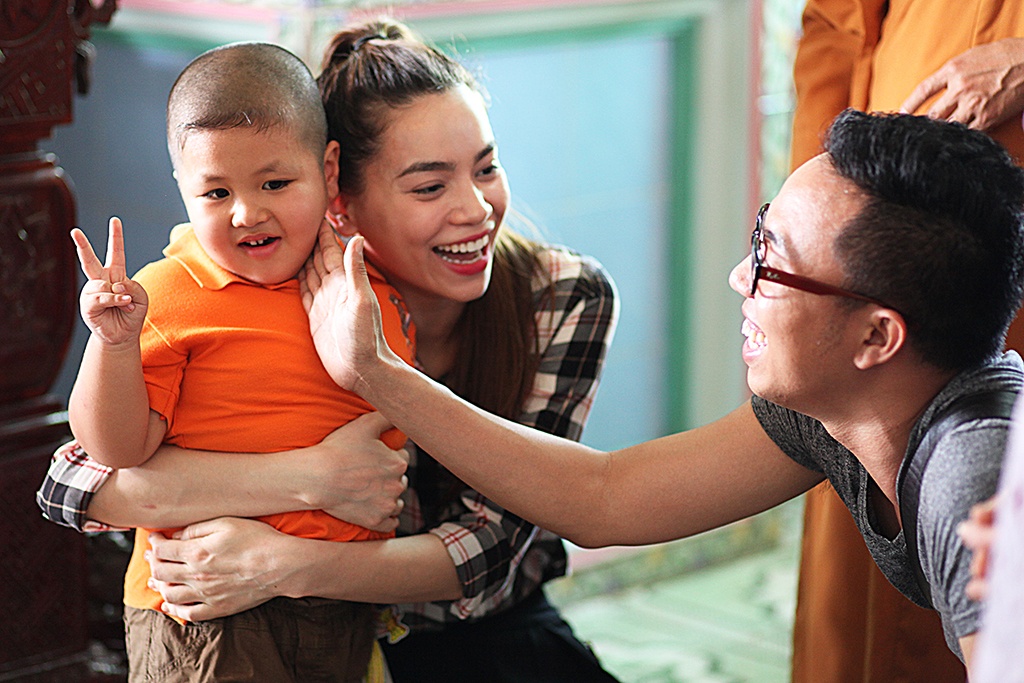 Ha Ho mat moc xinh dep di trao qua Trung thu hinh anh