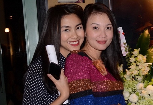 Ha Tang 'danh le' chong du tiec cua ban than hinh anh