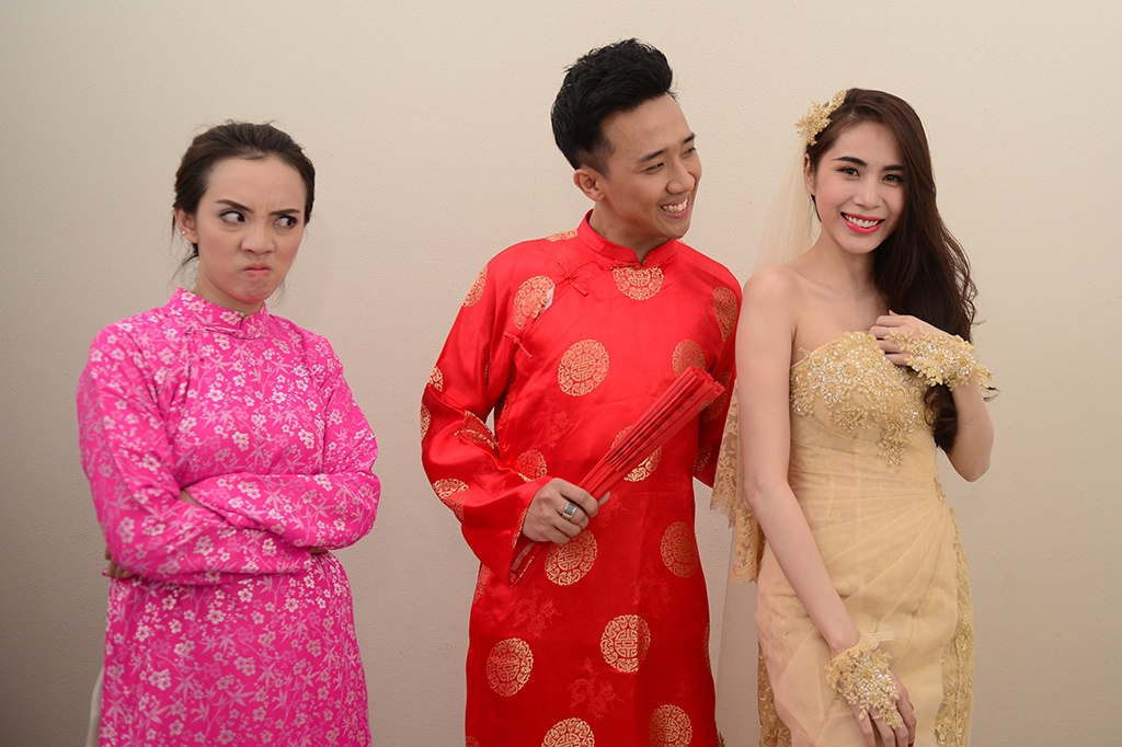 Tran Thanh duyen dang khi dien hai hinh anh