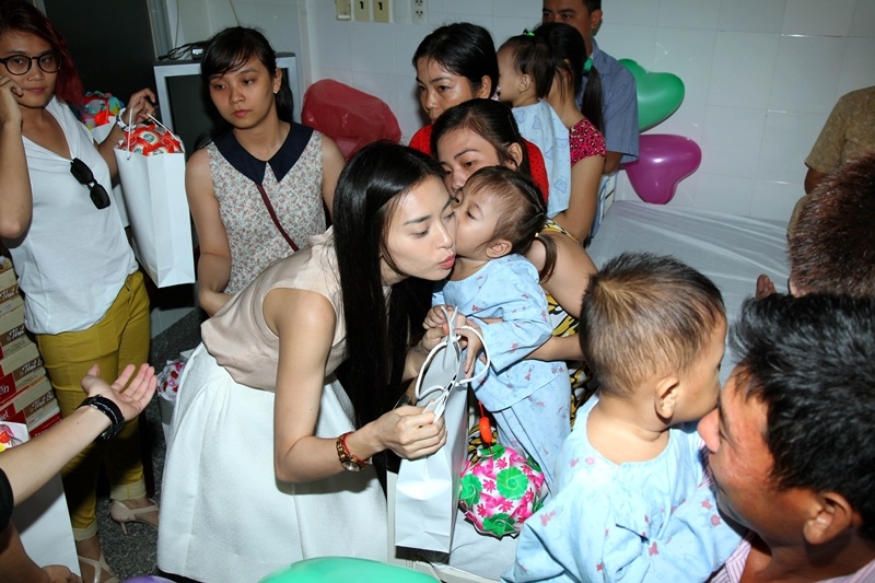 Ngo Thanh Van trao qua Trung thu cho tre em vua mo tim hinh anh