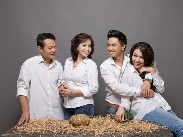 Hong Que khoe bo me, anh trai hinh anh