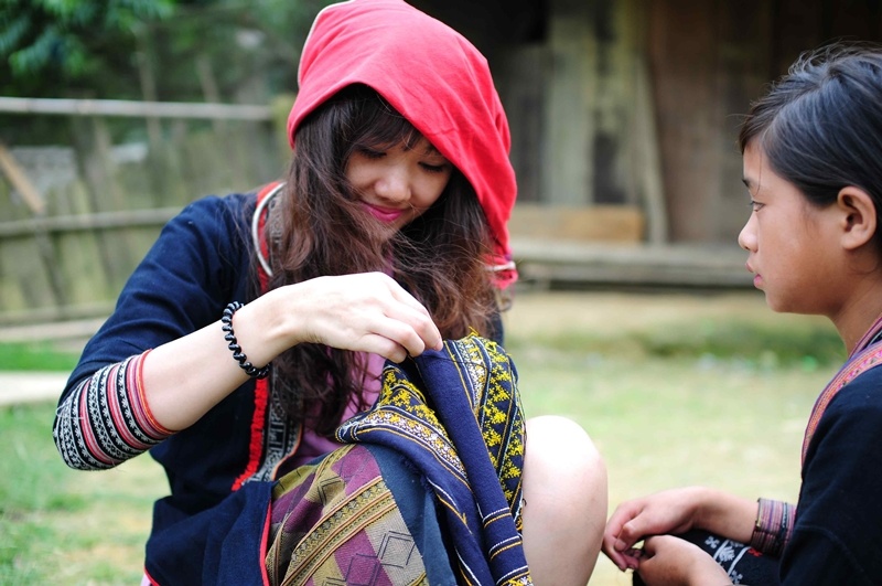 Hot girl 'Cuoc dua ky thu' xinh xan voi trang phuc nguoi Dao hinh anh