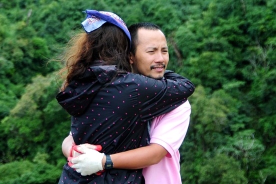 Dinh Tien Dat quy goi cau hon ban gai hot girl Han hinh anh