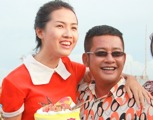 Diem Huong thue ghe di mua banh sinh nhat hinh anh