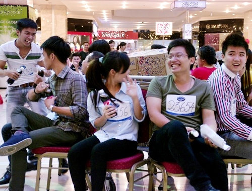 Hang ngan nguoi dang ky thi Vietnam Idol hinh anh