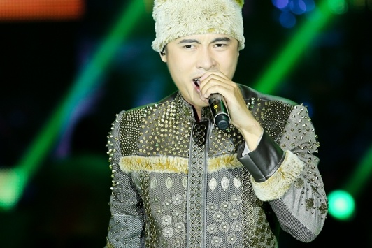 Mr Dam lai gay tranh cai khi cuu 'ban sao Bui Anh Tuan' hinh anh