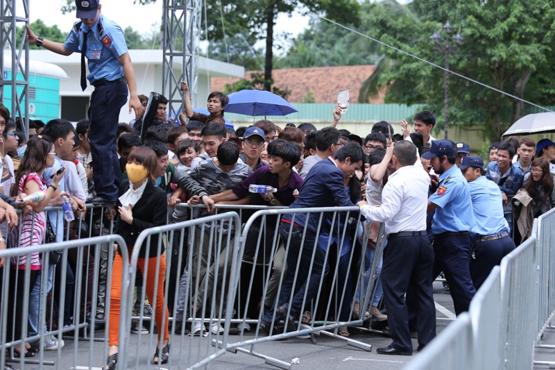 Thi sinh Vietnam Idol dap do hang rao, gay hon loan hinh anh
