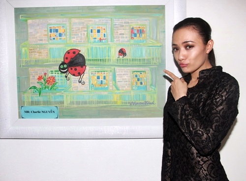 Tinna Tinh hoi ngo 2 'tinh cu' o trien lam tranh hinh anh