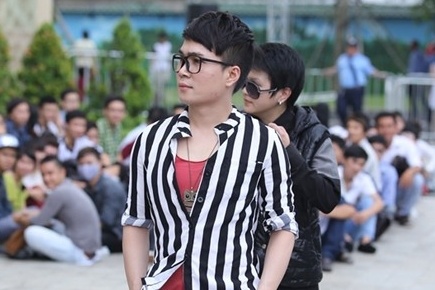 'Tham hoa' Quan Kun quy lay xin giam khao Vietnam Idol hinh anh