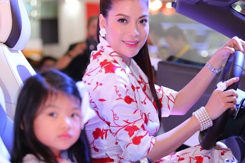 Con gai Truong Ngoc Anh ngoi sieu xe cung me hinh anh