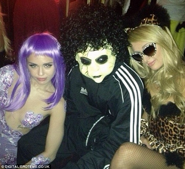 Miley Cyrus hon tham thiet tinh cu cua Paris Hilton hinh anh