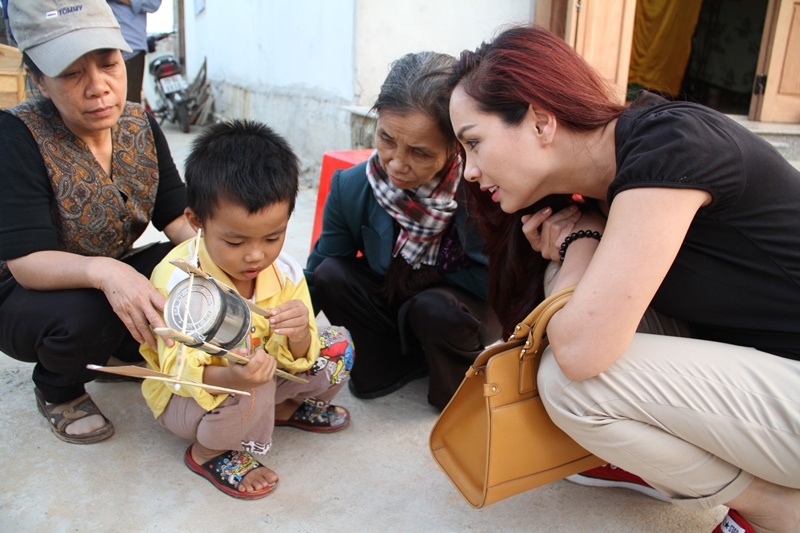 Thuy Hanh xuc dong truoc hoan canh nguoi dan vung lu hinh anh