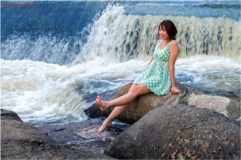 Hot girl Hari dang yeu qua ong kinh may anh cua ban trai hinh anh