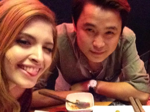 Andrea vang tuc de benh vuc Yanbi sau khi bi danh hinh anh