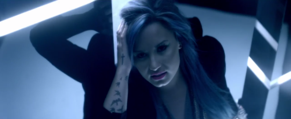 Demi Lovato khoe than, khoe hinh xam lo lieu hinh anh