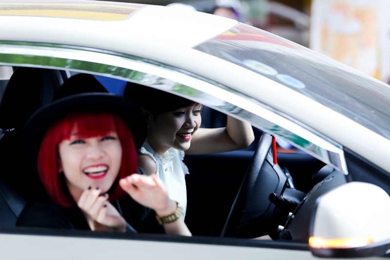 Chi em Thieu Bao Trang tu lai xe hop di sinh nhat Ha Ho hinh anh