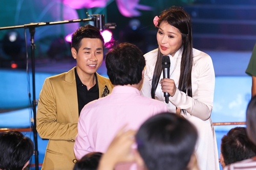 Hoa hau Philippines dang yeu trong ta ao dai hinh anh