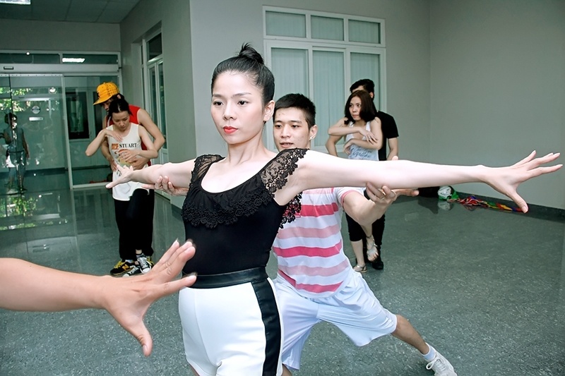 Le Quyen duoc chong vao tan phong tap cham soc hinh anh