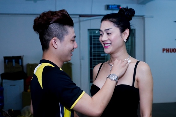 Lam Chi Khanh duoc chong cham soc sau canh ga hinh anh