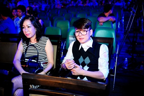 Vu Ha lan dau cong khai vo o chon dong nguoi hinh anh