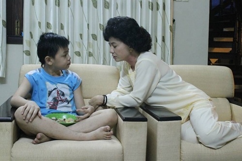 Con trai Cat Phuong den tan truong quay tham me hinh anh