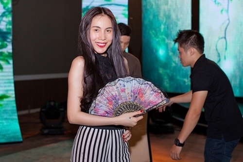 Thuy Tien quyen ru khoe tai vu dao hinh anh