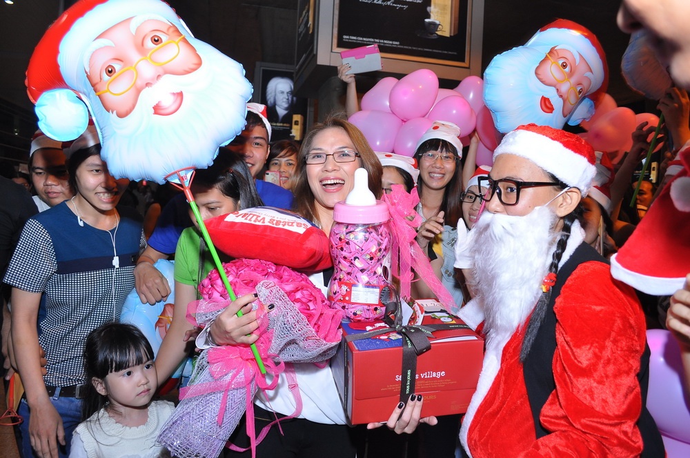 My Tam duoc ca rung fan don o san bay luc nua dem hinh anh