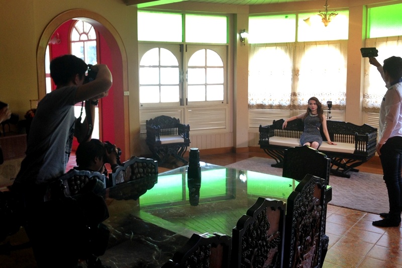 Yen Trang duoc truyen thong Thai Lan cham soc hinh anh