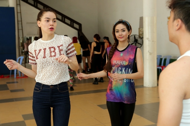 Ha Ho - Minh Hang tu tin do mat moc hinh anh