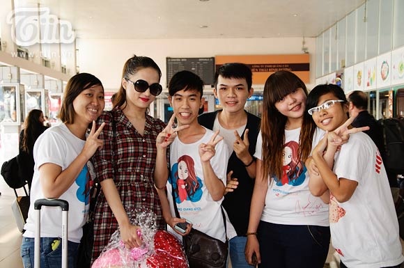 Huong Giang Idol duoc tang qua sinh nhat giua san bay hinh anh