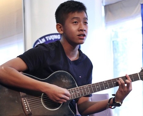 Chang trai mat hi gay sot Vietnam Idol truot vi thieu tuoi hinh anh
