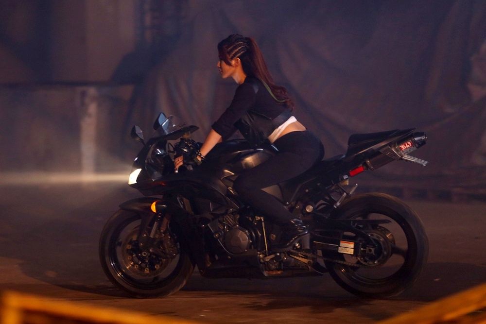 Diep Lam Anh chan thuong vi nga xe hinh anh