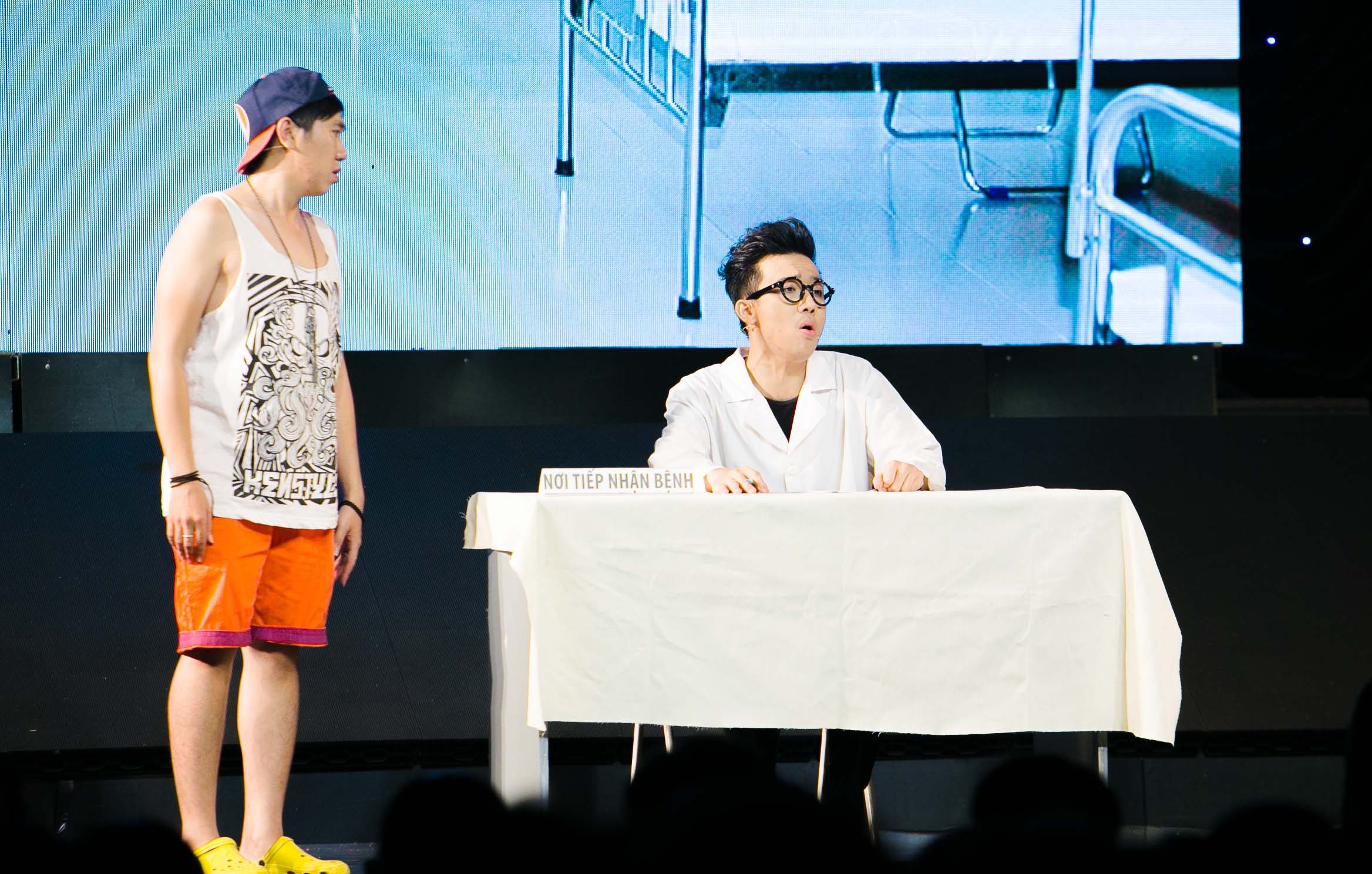 Tran Thanh mang bao mau bao hanh len liveshow hinh anh