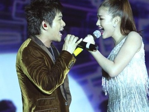 Tuan Hung - Maya lam dem nhac chung truoc Tet hinh anh