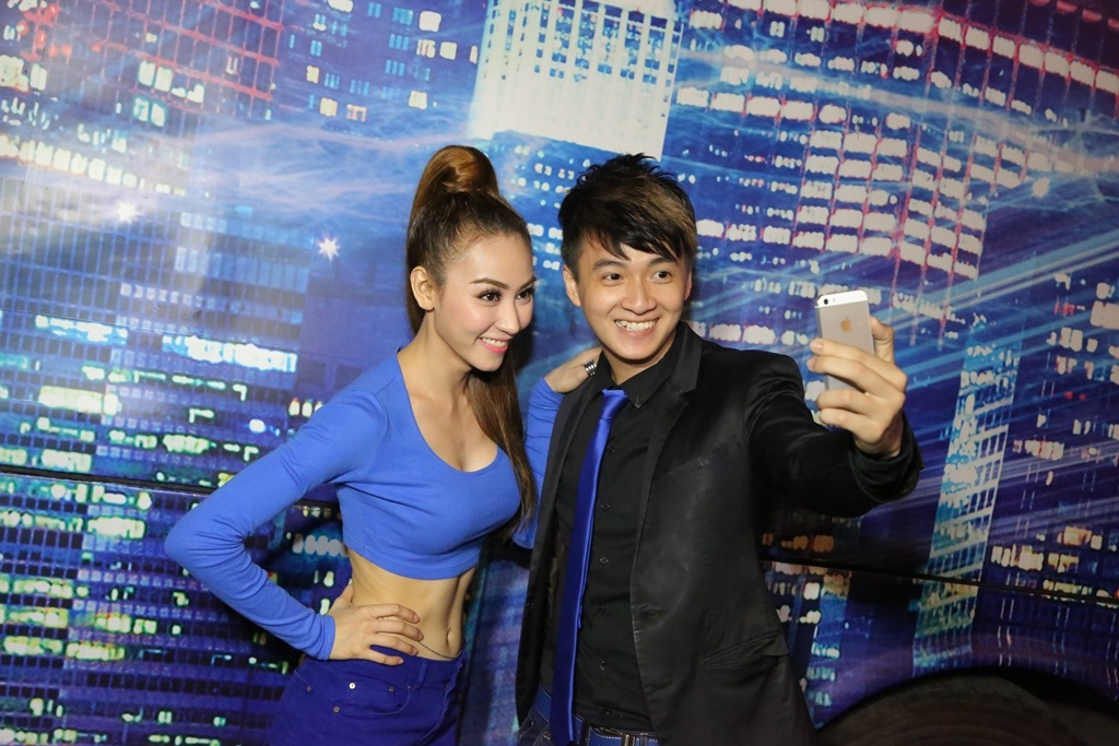 Ngan Khanh dien croptop khoe eo thon ben Ngo Kien Huy hinh anh