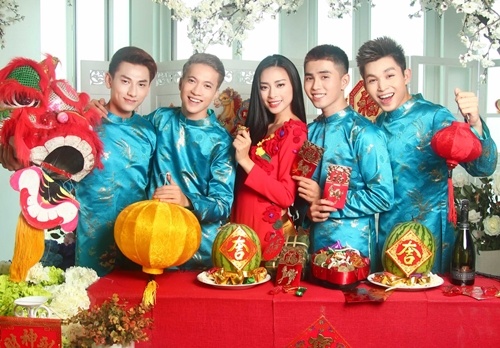 Ngo Thanh Van, 365 ruc ro trong ao dai don Tet hinh anh