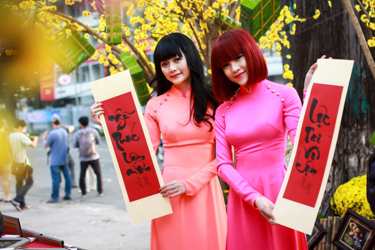 Bee.T khoe dang chuan voi ao dai xuan hinh anh