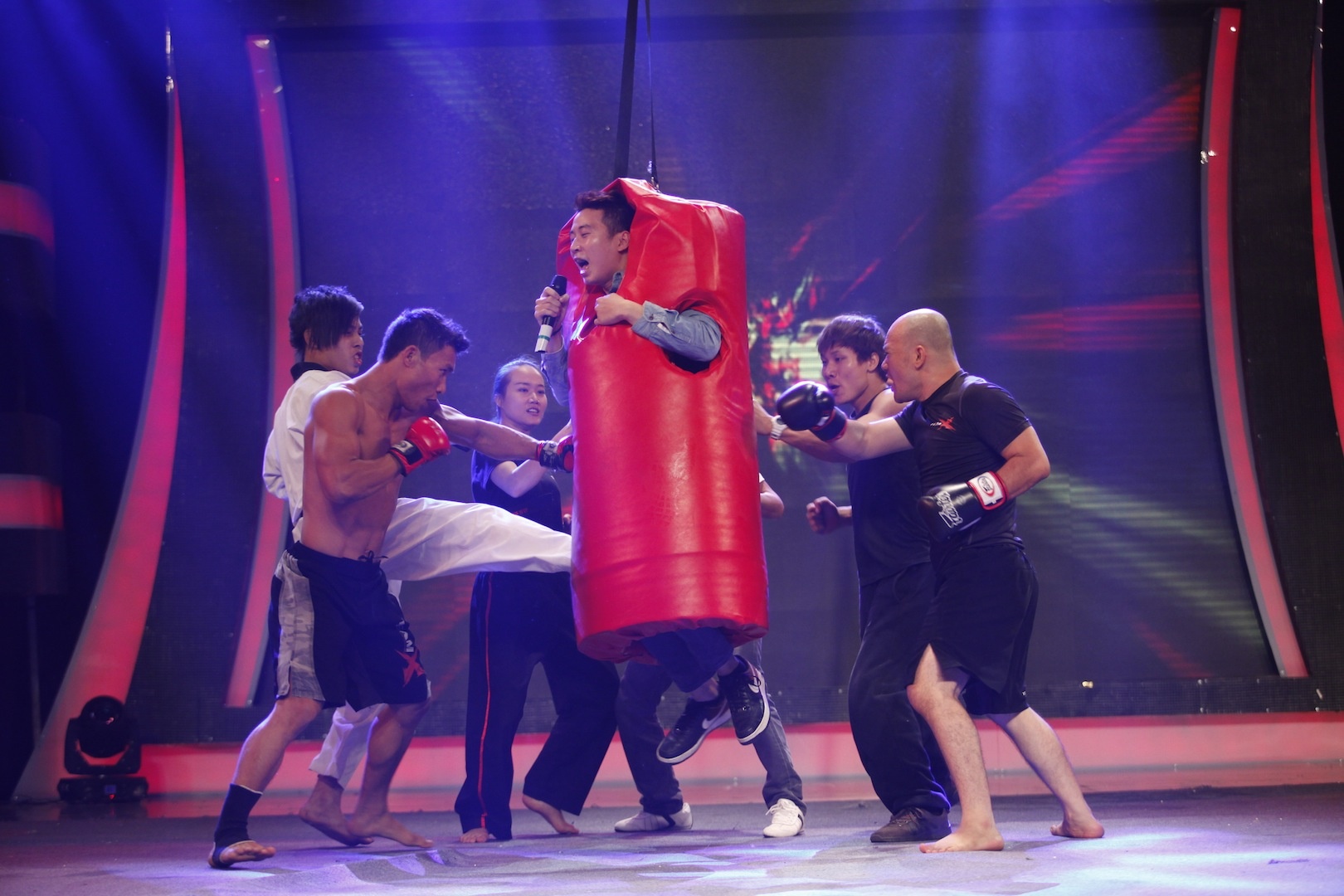 Rapper Karik bi dam, da tui bui trong 'Do ai hat duoc' hinh anh