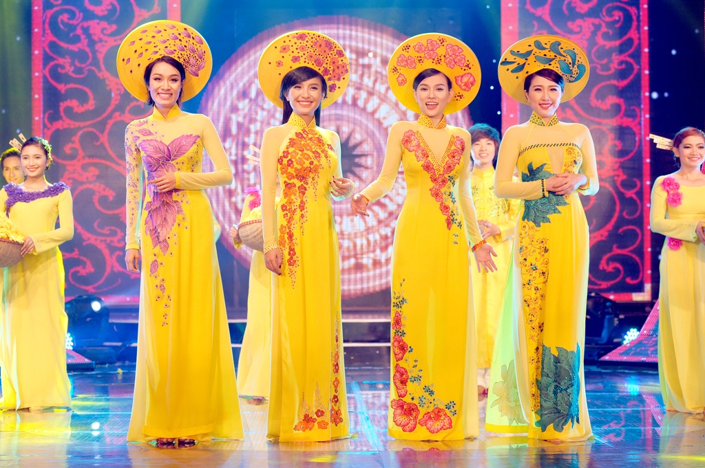 Thu Thuy, Bao Thy khoe dang xinh voi ao dai hinh anh