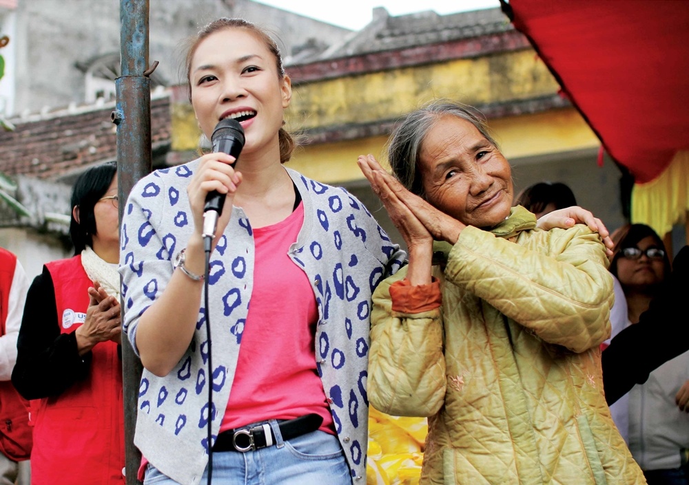 My Tam gian di cung bo me ve tham que ngoai hinh anh