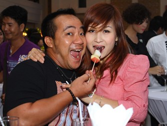 Nhung co vo xinh cua trai xau Vbiz hinh anh