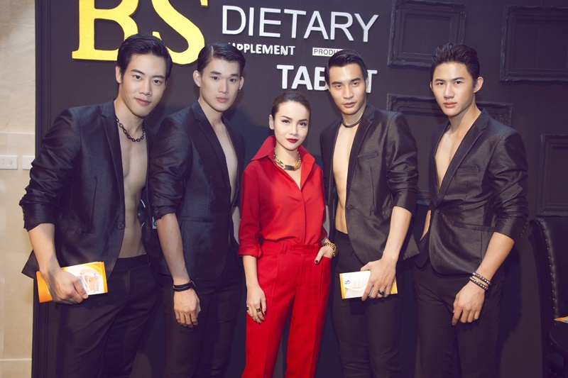 Yen Trang ruc ro ben dan chan dai nam Thai Lan hinh anh