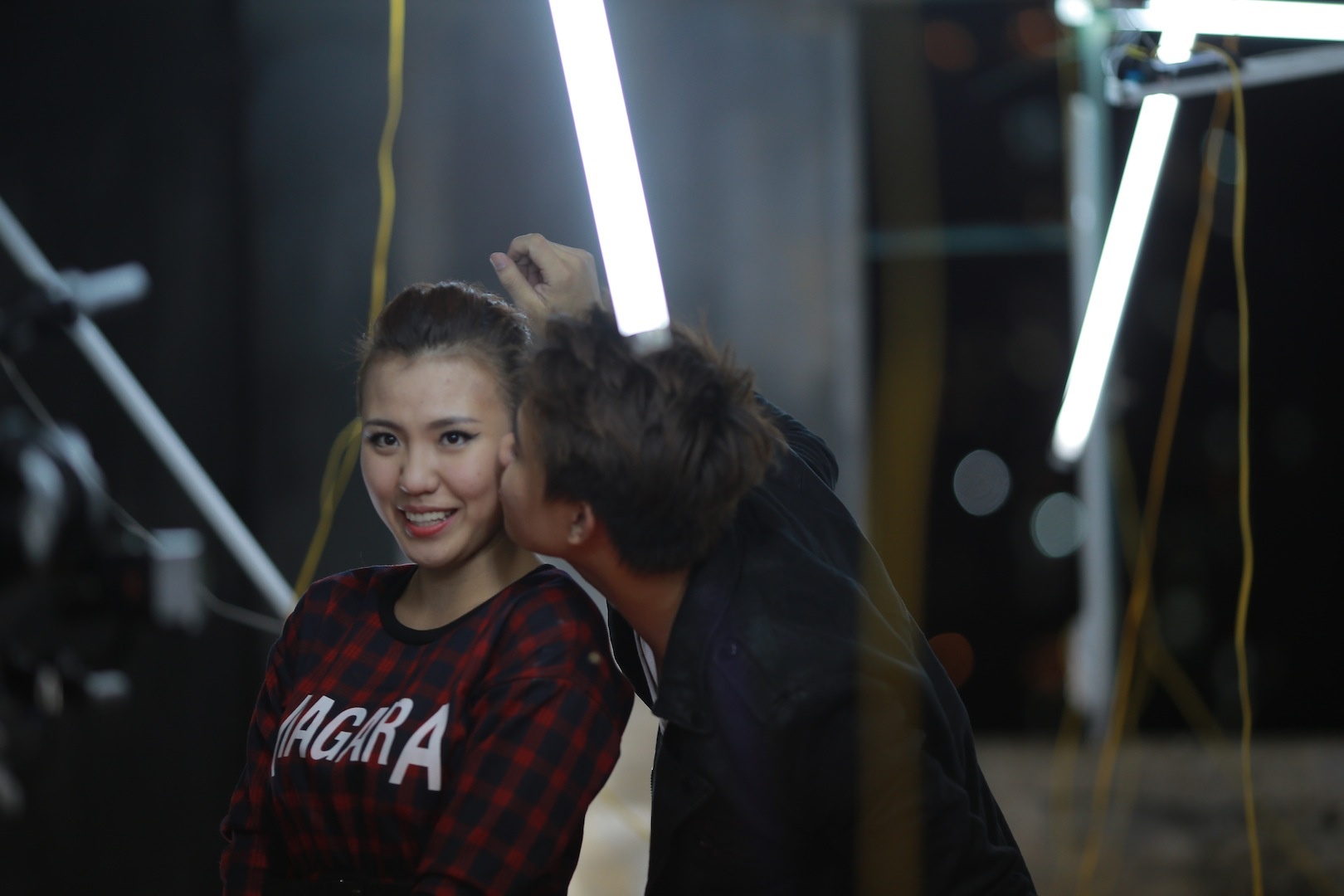 Vietnam Idol quay MV cung boi canh phim 'Bui doi Cho Lon' hinh anh